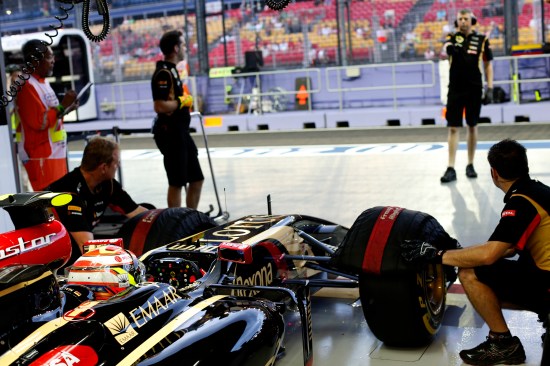 Pastor Maldonado, Lotus E22 Renault, prepares to leave the garage